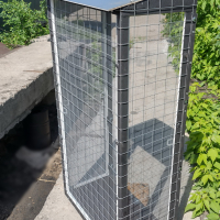 Вольер со съемными противомоскитными сетками.