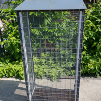 Вольер со съемными противомоскитными сетками.