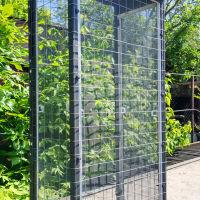 Вольер со съемными противомоскитными сетками.