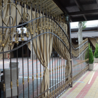 Забор с полимерной ковкой