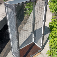 Вольер со съемными противомоскитными сетками.