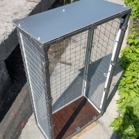 Вольер со съемными противомоскитными сетками.