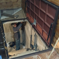 Автоматический люк в подвал дома.