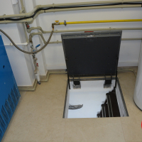 Люк и лестница в подвал