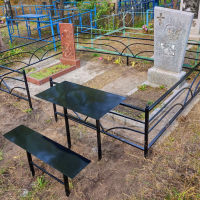 Металлический столик и лавочка