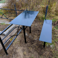 Металлический столик и лавочка