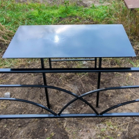 Металлический столик и лавочка