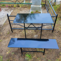 Металлический столик и лавочка