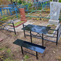 Металлический столик и лавочка