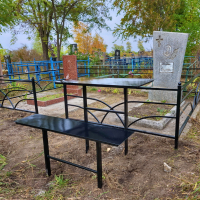 Металлический столик и лавочка