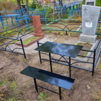 Металлический столик и лавочка