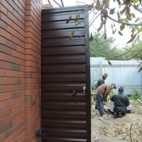 Ворота распашные обшитые проф. настилом