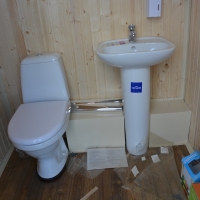 Туалет из дерева с мет. каркасом.