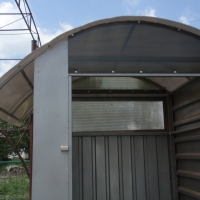 Туалет обшитый проф. настилом.