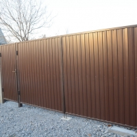 Ворота распашные обшитые проф. настилом