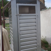 Туалет обшитый проф. настилом.