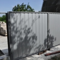 Ворота распашные обшитые проф. настилом