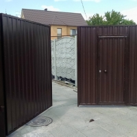 Ворота распашные обшитые проф. настилом