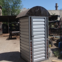 Туалет обшитый проф. настилом.