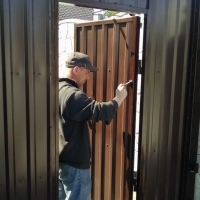 Ворота распашные обшитые проф. настилом