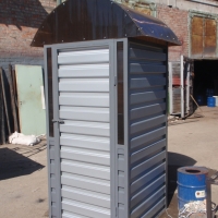 Туалет обшитый проф. настилом.