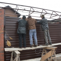 Ворота распашные обшитые проф. настилом