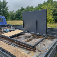 Люк двустворчатый с наружными петлями.