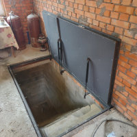 Люк двустворчатый с наружными петлями.