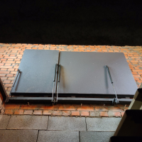 Люк двустворчатый с наружными петлями.