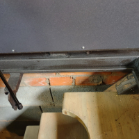 Люк двустворчатый с наружными петлями.