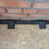 Люк двустворчатый с наружными петлями.