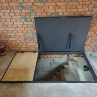 Люк двустворчатый с наружными петлями.