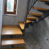 Обшитая лестница на одном косоуре.