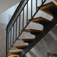 Обшитая лестница на одном косоуре.