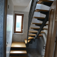 Обшитая лестница на одном косоуре.