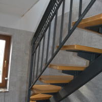 Обшитая лестница на одном косоуре.