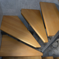 Обшитая лестница на одном косоуре.