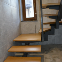 Обшитая лестница на одном косоуре.