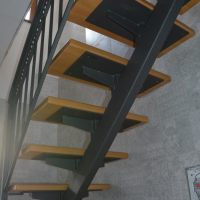 Обшитая лестница на одном косоуре.