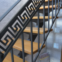 Обшитая лестница на одном косоуре.