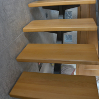 Обшитая лестница на одном косоуре.