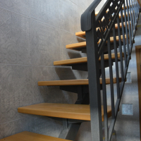 Обшитая лестница на одном косоуре.