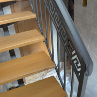 Обшитая лестница на одном косоуре.