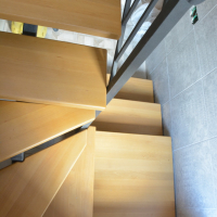 Обшитая лестница на одном косоуре.