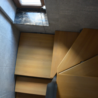 Обшитая лестница на одном косоуре.