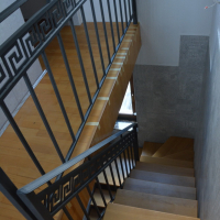 Обшитая лестница на одном косоуре.