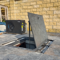 Люк на бассейн.