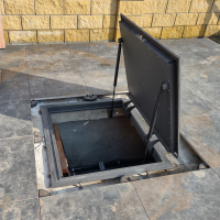 Люк на бассейн.