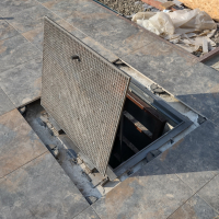 Люк на бассейн.