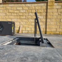 Люк на бассейн.